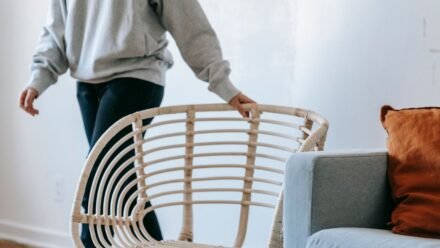 시니어 어지럼증, 앉았다 일어날 때 핑 도는 이유는 무엇일까